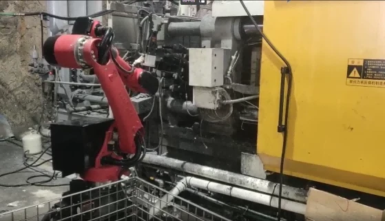 Industial robot used in die-casting industry1 Industial robot used in die-casting industry1